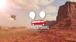 Wüstenlandschaft mit Canyons, Trouble Travel Bus fliegt durch die Landschaft