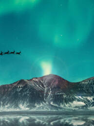 Weihnachtsmann fliegt mit Rentieren, neongrüner Hintergrund