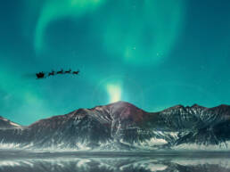 Weihnachtsmann fliegt mit Rentieren, neongrüner Hintergrund