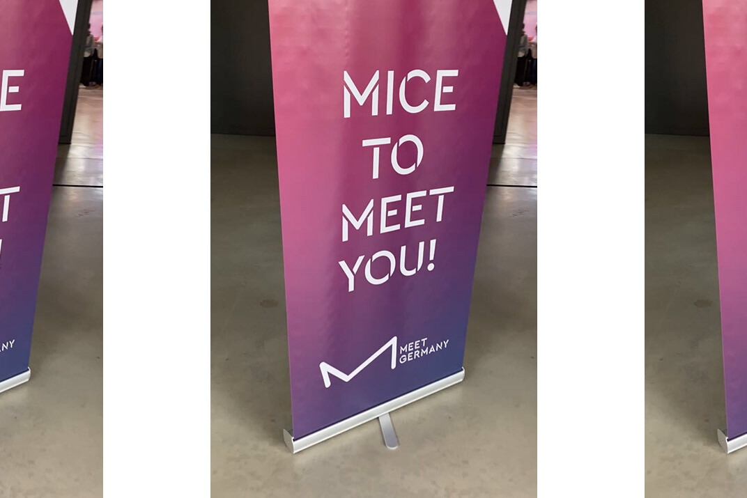 großes banner mit aufschrift mice to meet you vom meetgermanysummit 2023