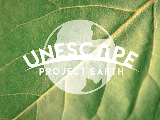 unescape project earth logo in weiß auf einem grünen blatt hintergrund