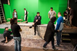 Filmcrew und Schauspieler in einem Videoproduktionsstudio mit grünem Hintergrund in Münster, Deutschland